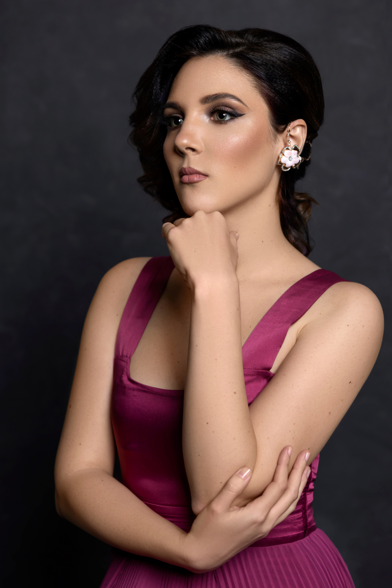 Soprano in abito bordeaux con posa contemplativa e orecchini a fiore, ritratto fine art per book artistico di Claudia Spaziani a Castel Guelfo, Bologna.