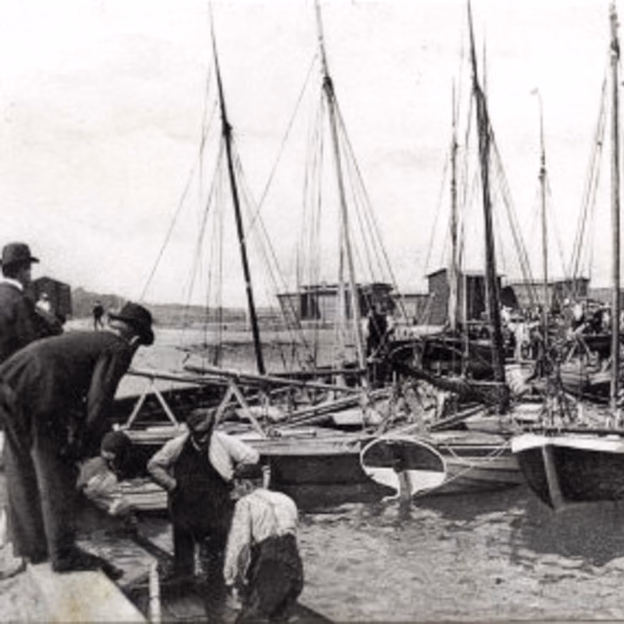 Fiskere og handlende ved havnen, 1909. Ukendt fotograf
