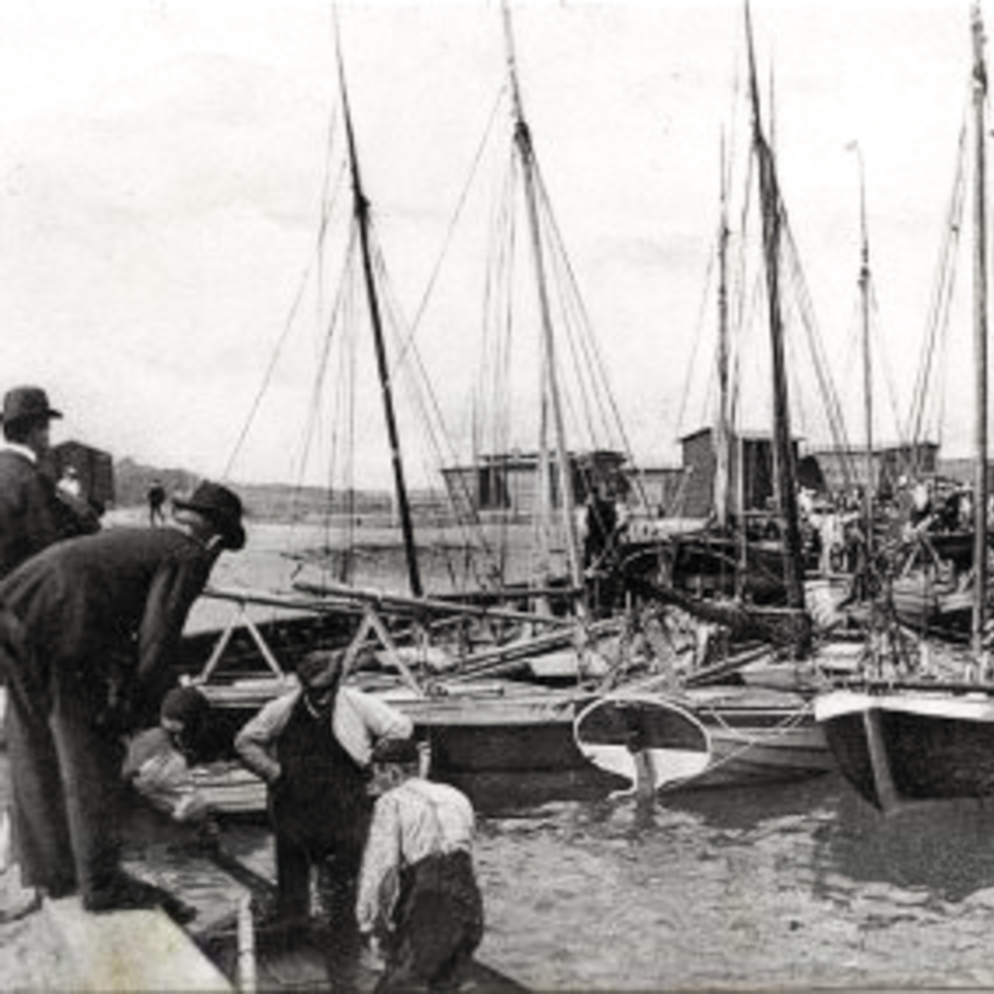Fiskere og handlende ved havnen, 1909. Ukendt fotograf