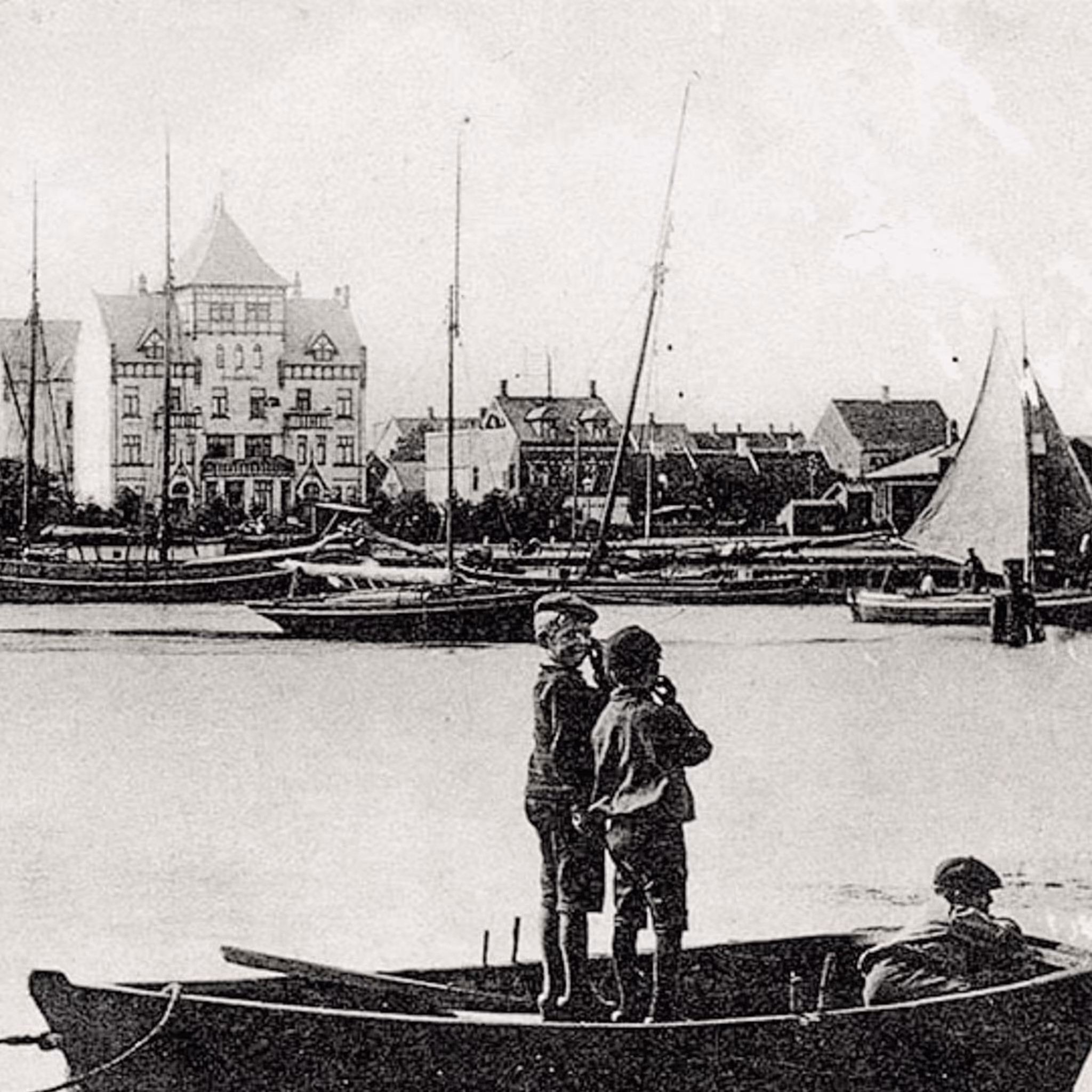 Unge drenge i jolle, 1906. Ukendt fotograf