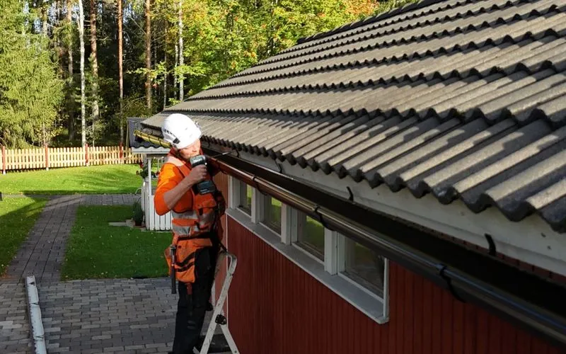 Restak tekemässä ränniremonttia