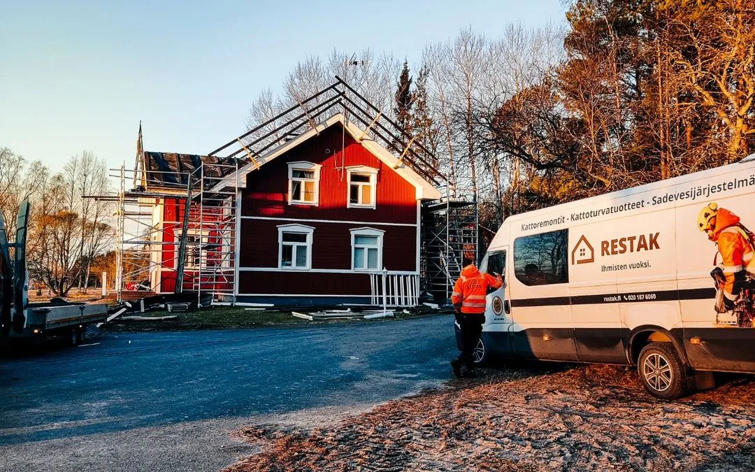 Restak tekemässä kattoremonttia