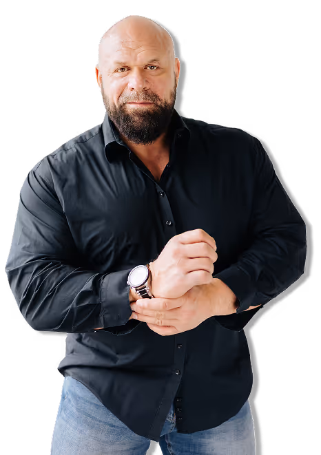 Homme se tenant les mains et portant une chemise