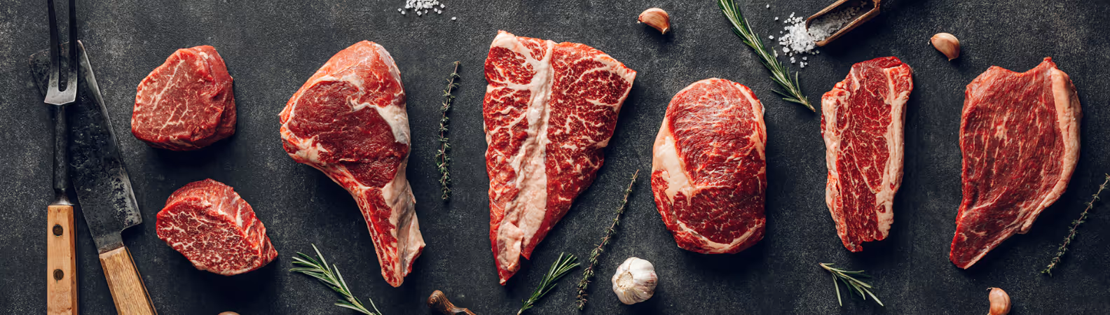 Bannière avec des viandes sur une table