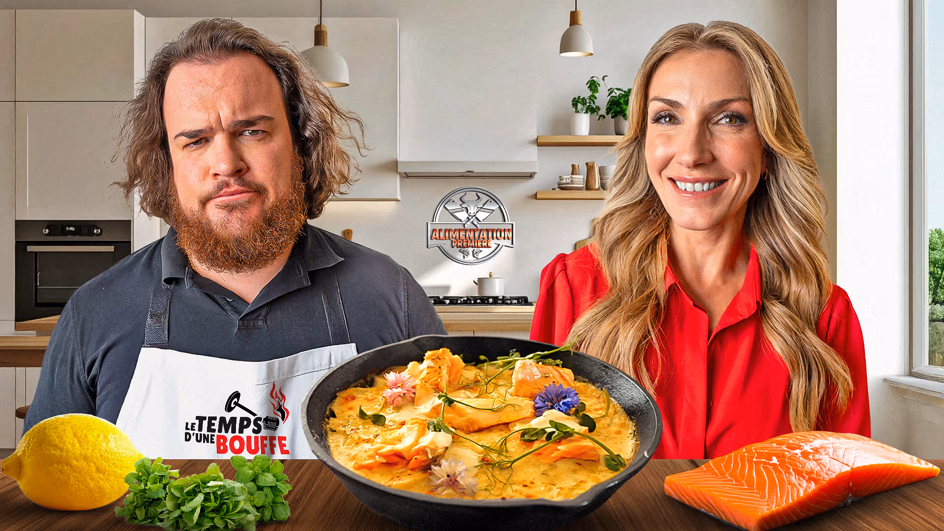 Une femme et un homme avec une paella devant eux