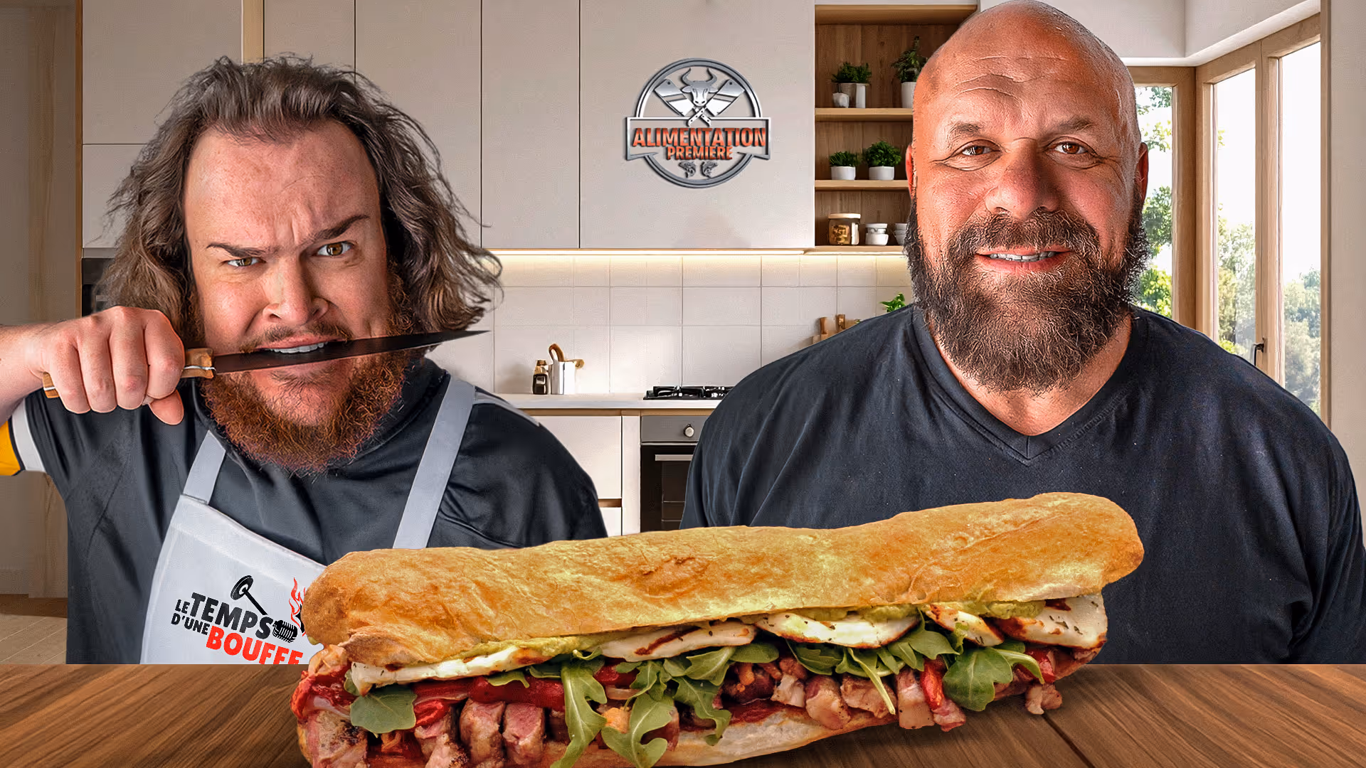 Deux hommes dont un tenant un couteau un couteau dans la bouche et un long sandwich devant eux