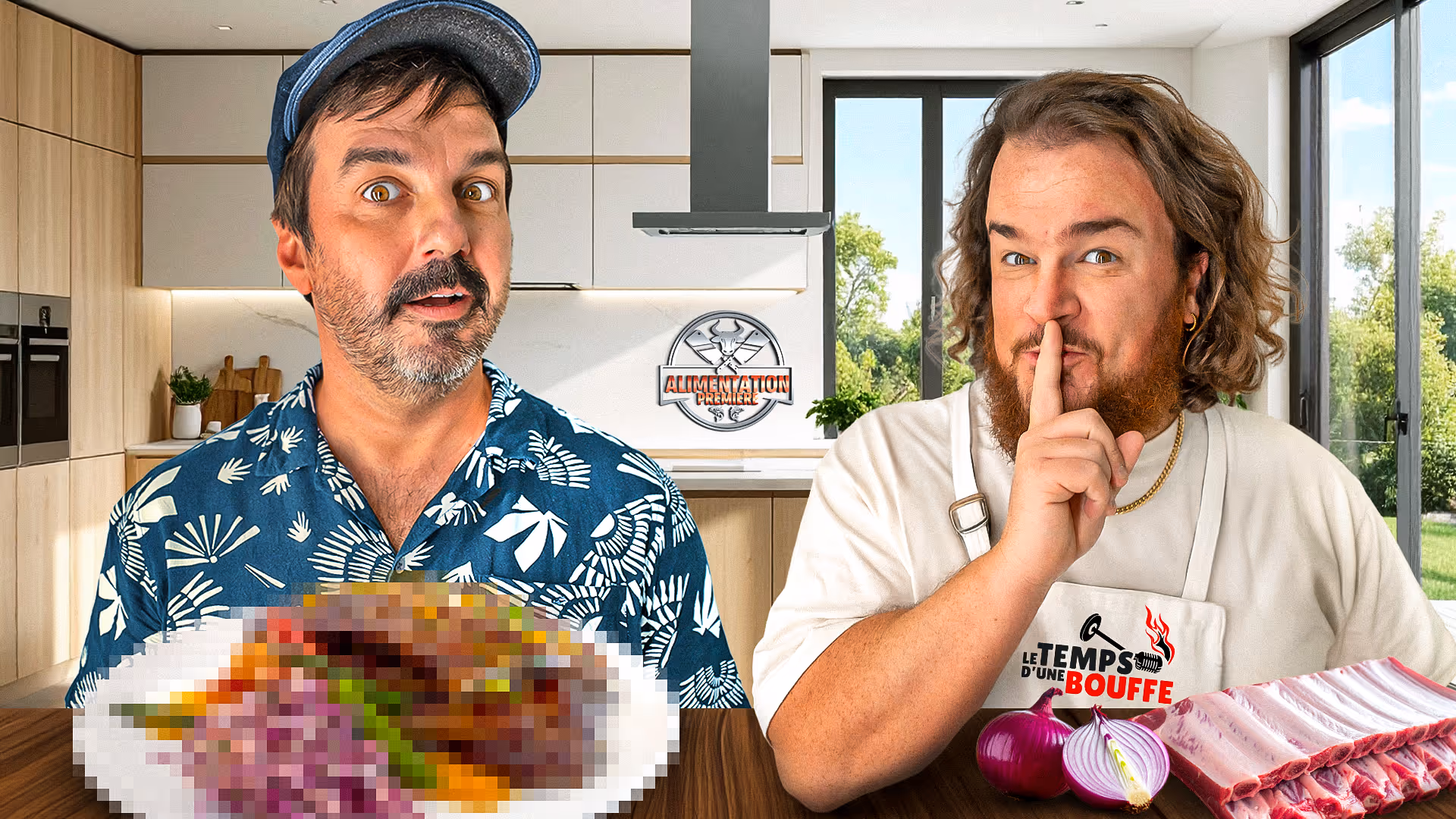 Deux homme dans une cuisine avec un plat flouté