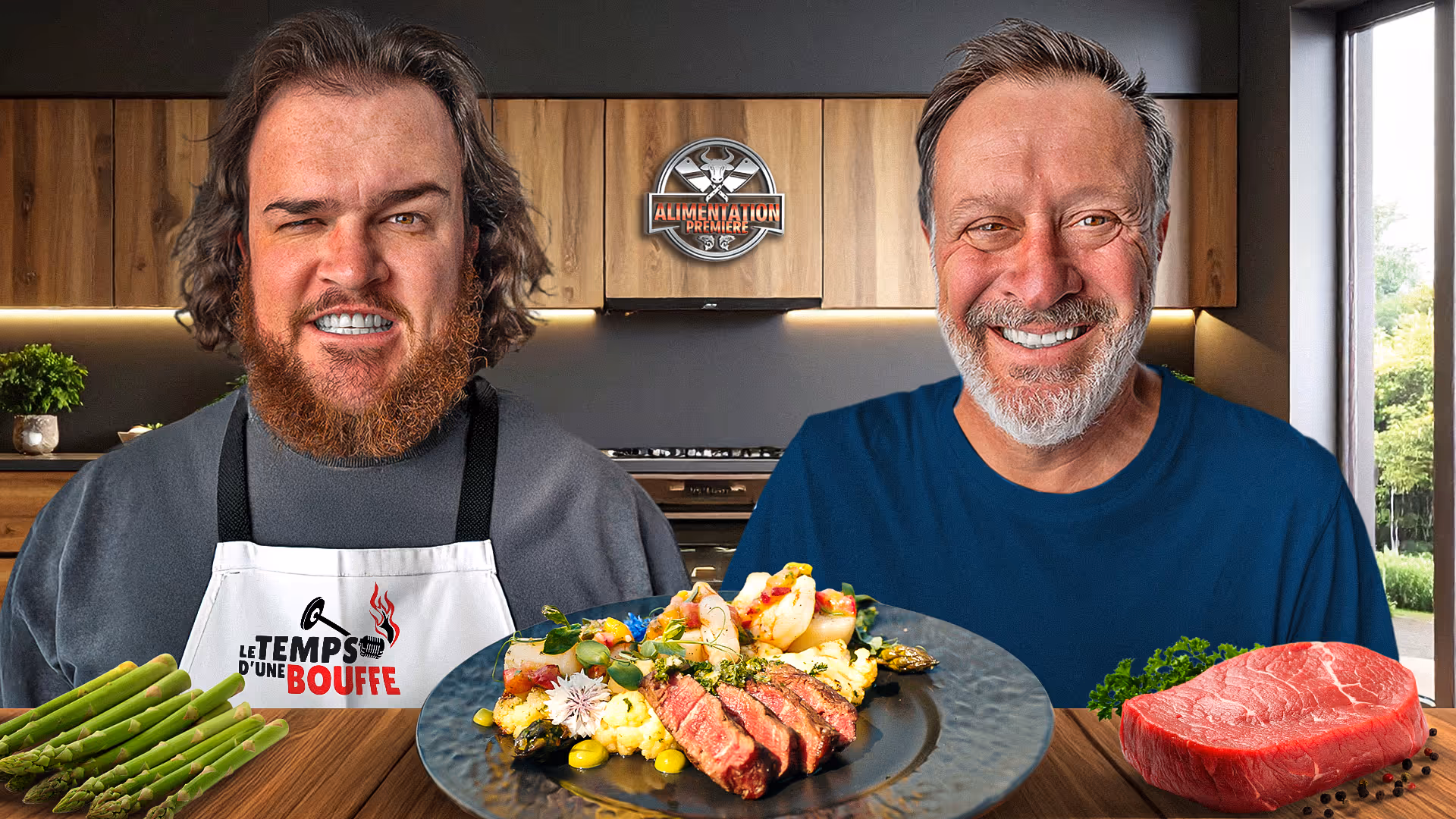 Deux hommes derrière une table avec une assiette de viande