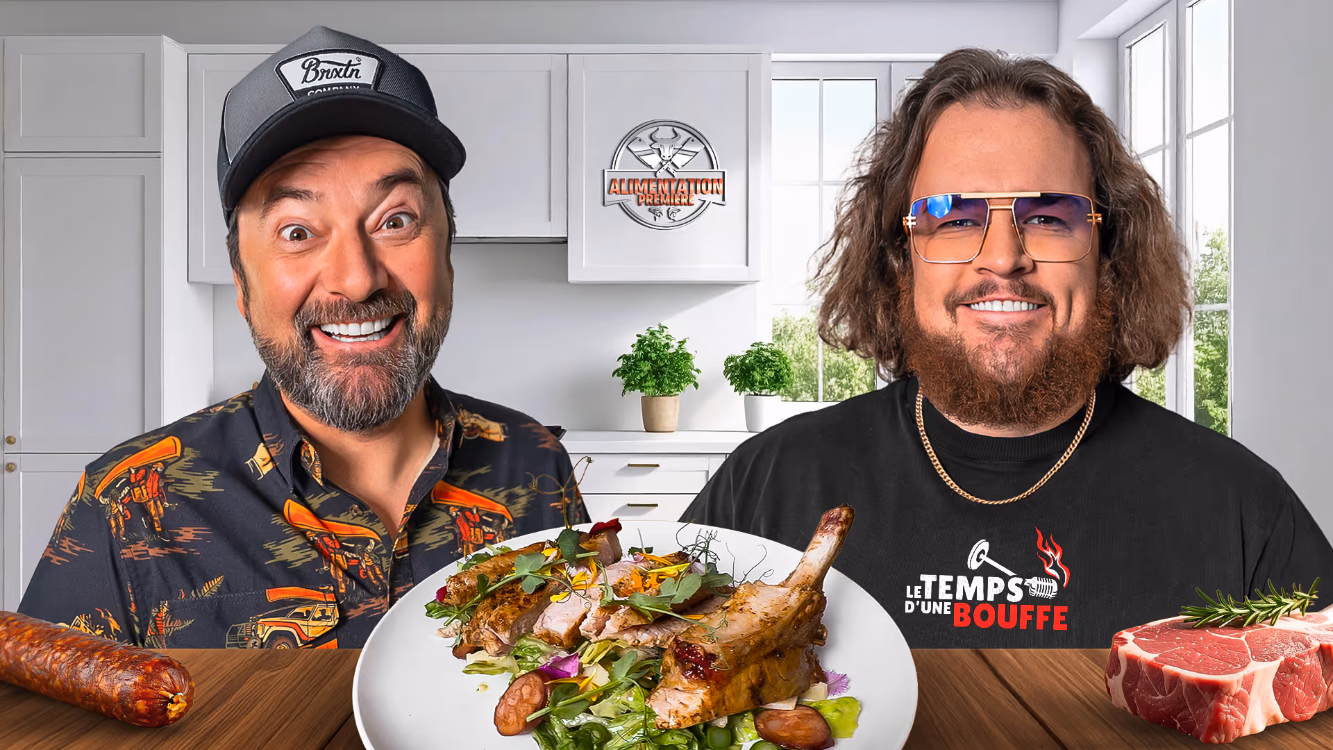 Deux hommes dans une cuisine avec un plat de viande devant eux