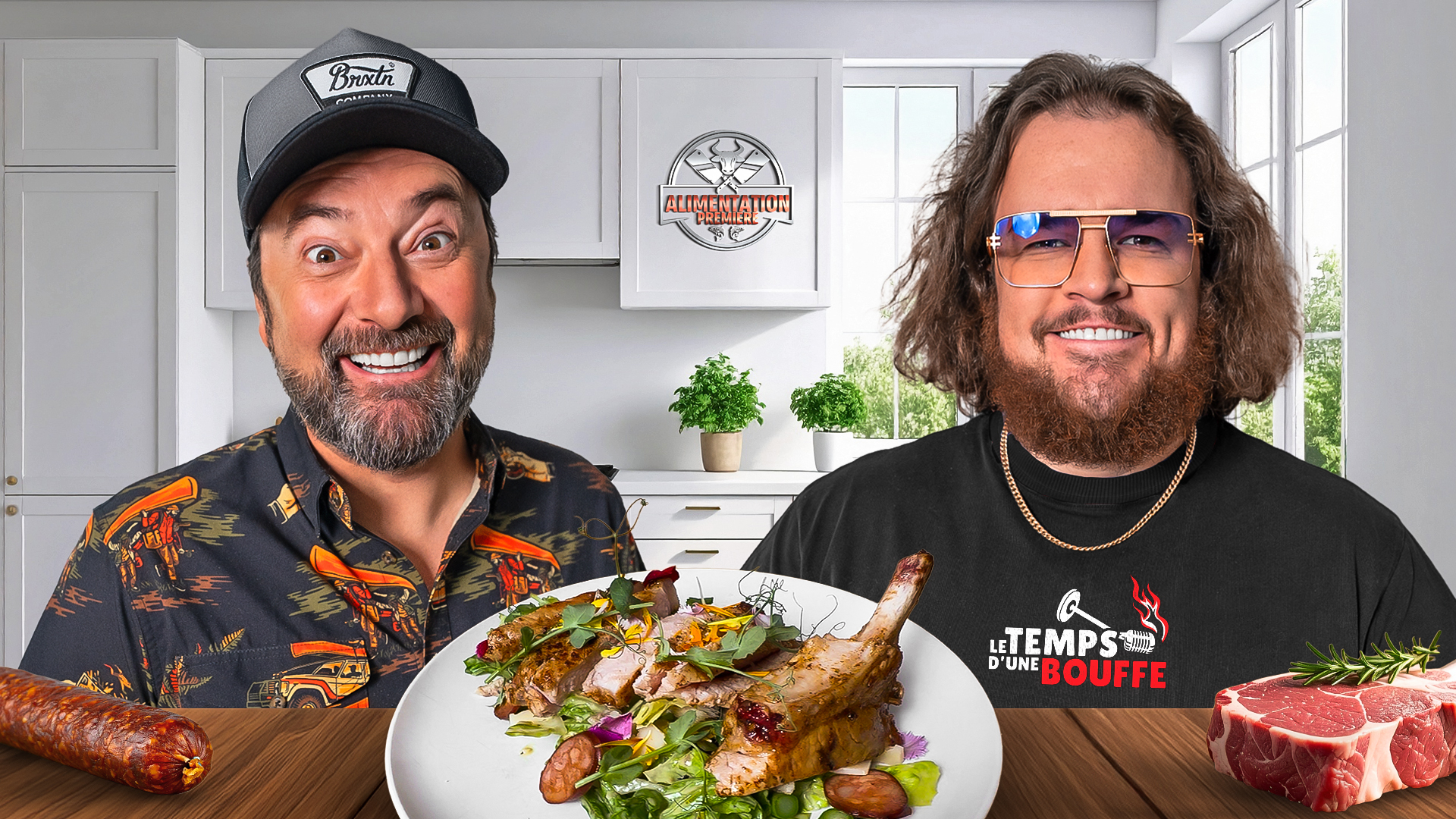 Deux hommes dans une cuisine avec un plat de viande devant eux