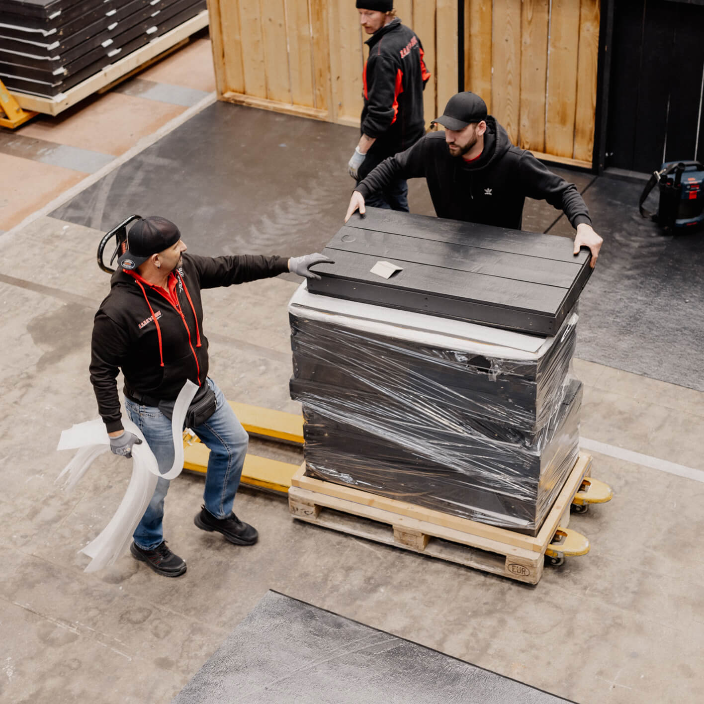 Detailansicht eines Systembaus mit klaren Strukturen und hochwertigen Materialien