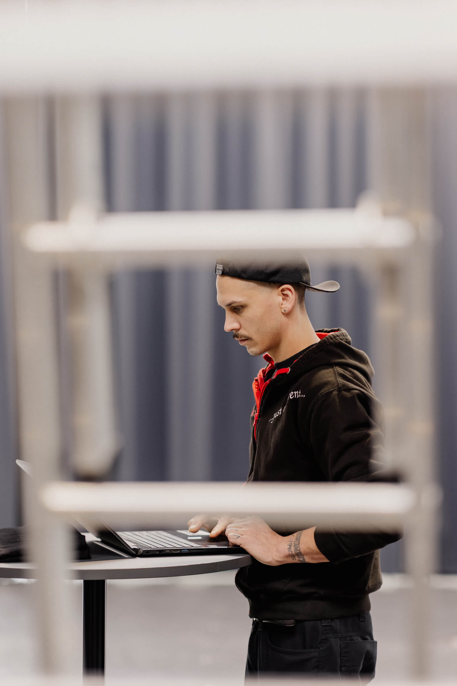 Martin Riegg bei der Projektplanung am Laptop