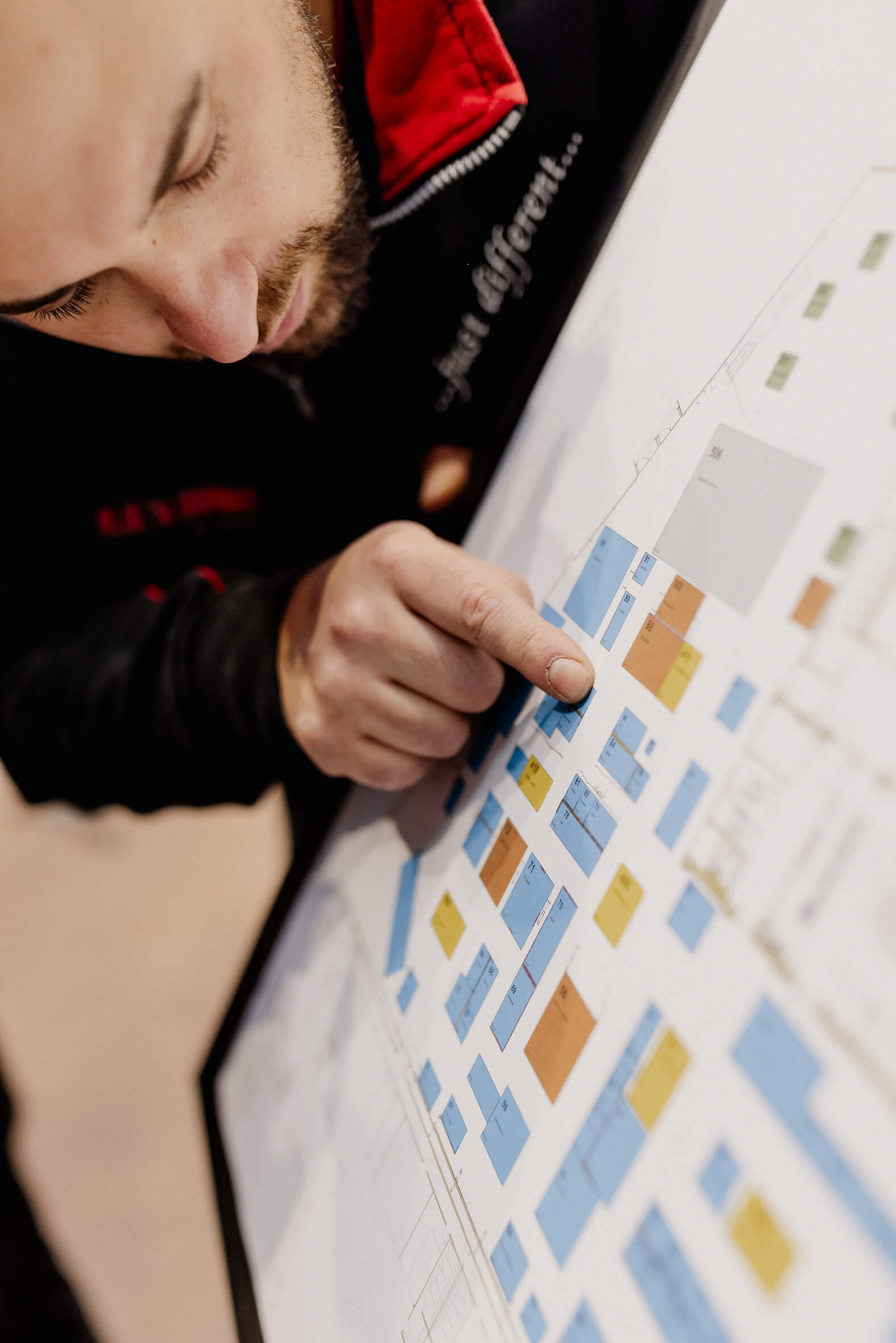 Zaru Mitarbeiter überprüft die Details des geplanten Messestandes.