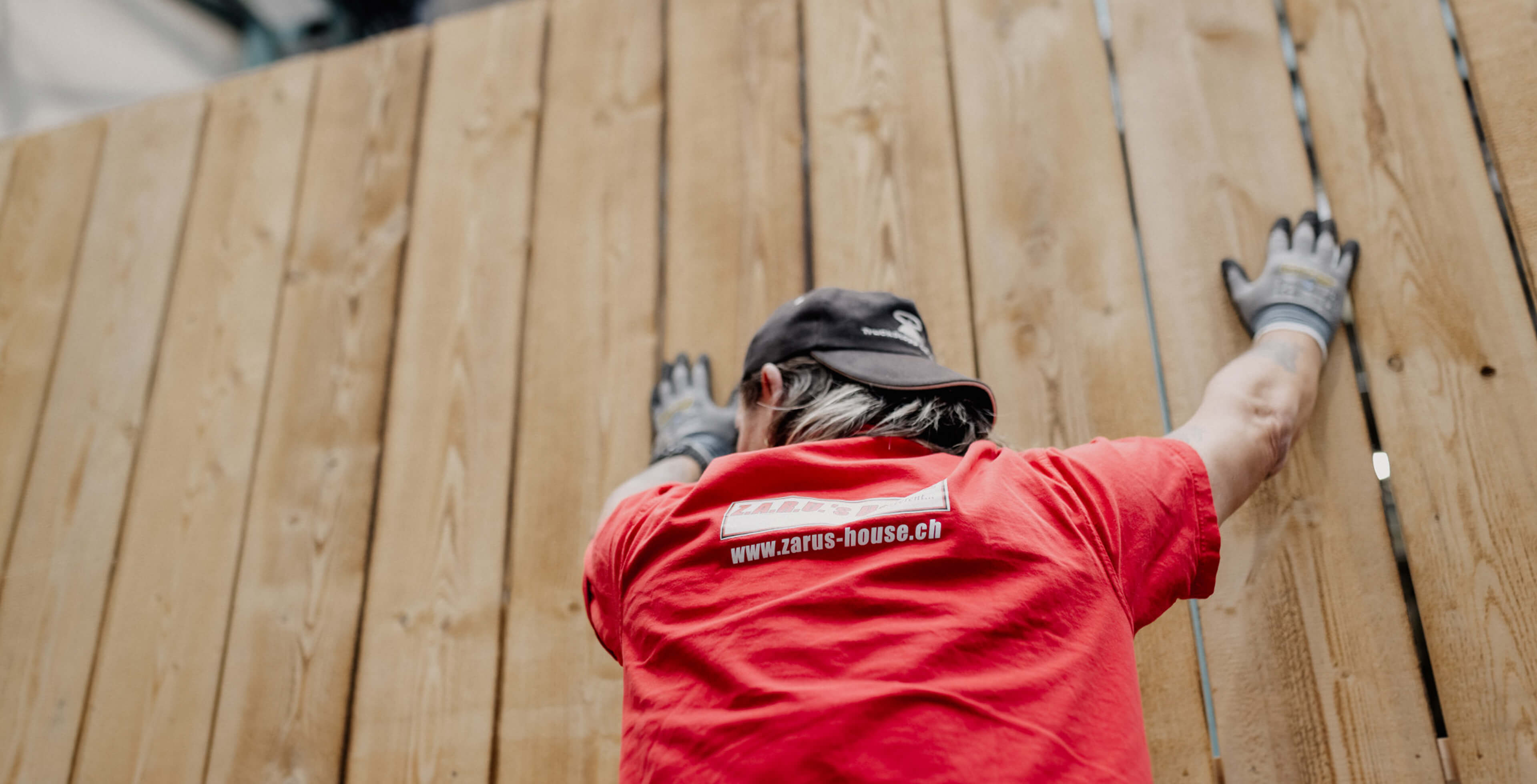 Zaru Handwerker stützt eine Messewand.
