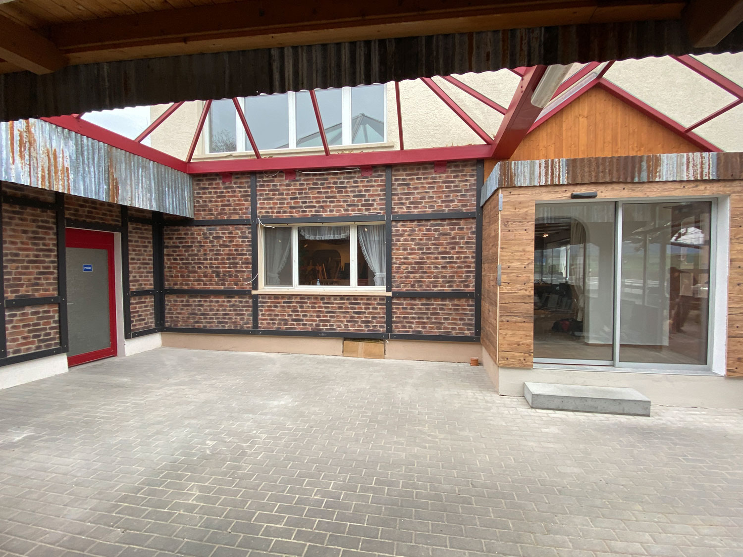 Haus von Aussen an welchen Schreinerarbeiten durchgeführt worden sind.
