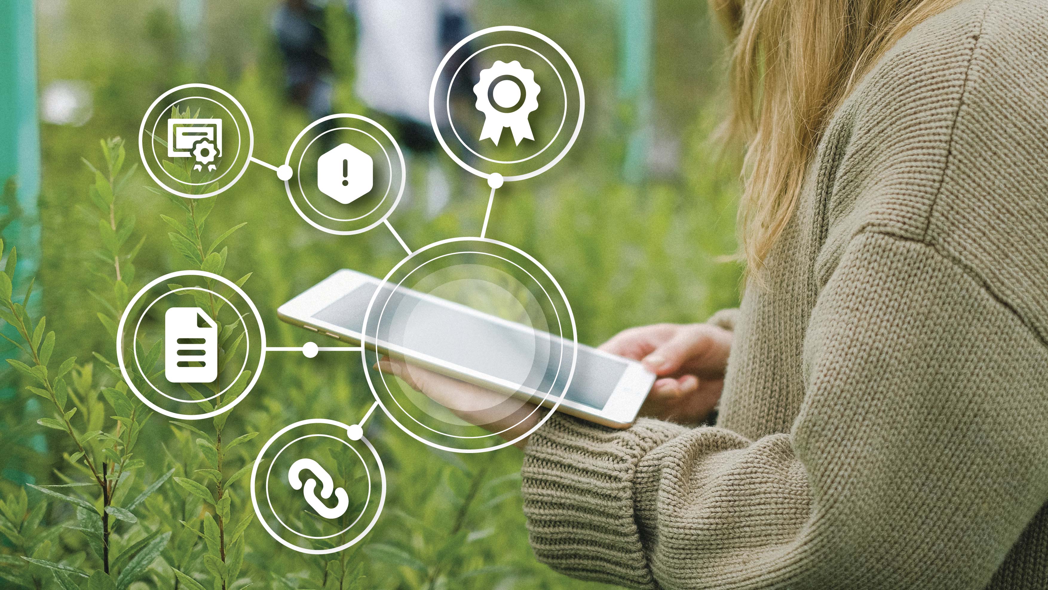 Person mit beigem Pullover hält ein Tablet vor grünen Pflanzen mit eingeblendeten Symbolen für Dokument, Link, Warnung, Zertifikat und Auszeichnung.
