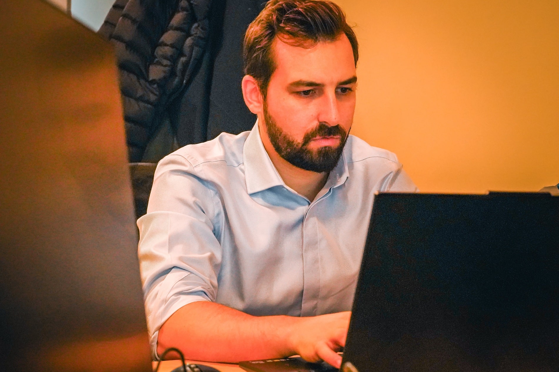 Arthur UXIA à son bureau