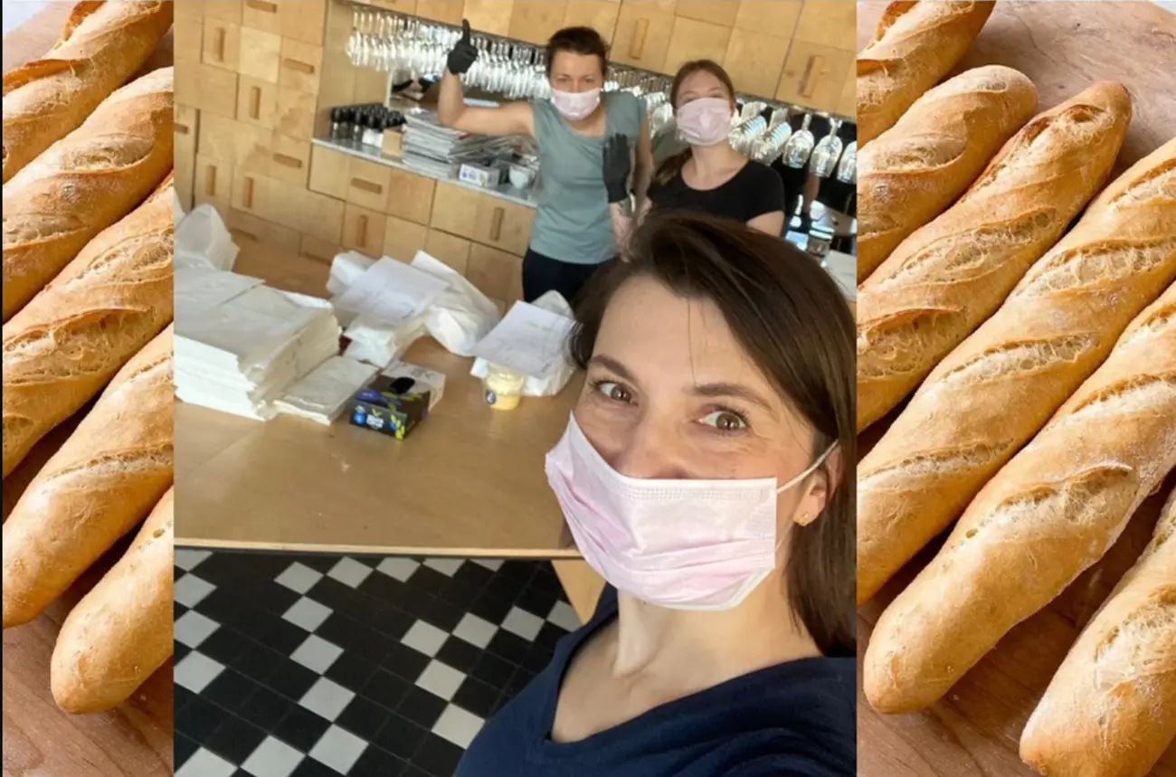 Selfie w maseczce na tle zespołu dinette pakującego zamówienia w lokalu, obok zdjęć świeżych bagietek