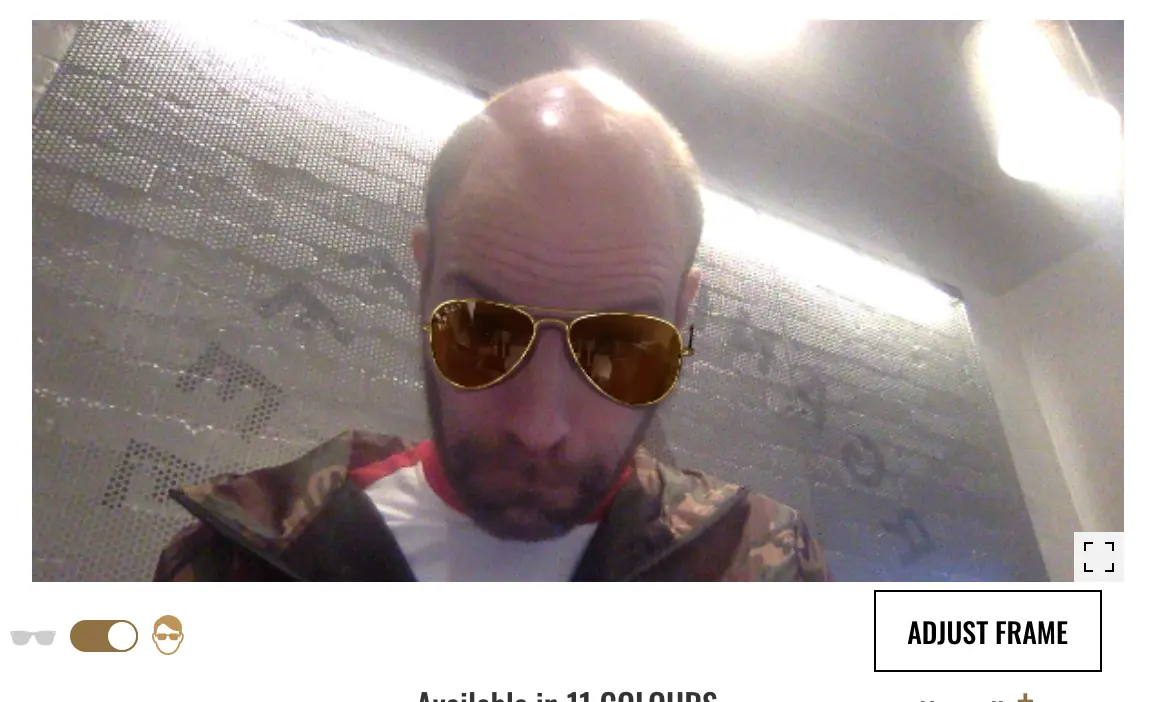 Wirtualna przymiarka okularów Ray-Ban w AR – mężczyzna z nałożonymi na twarz złotymi pilotkami widoczny przez kamerę