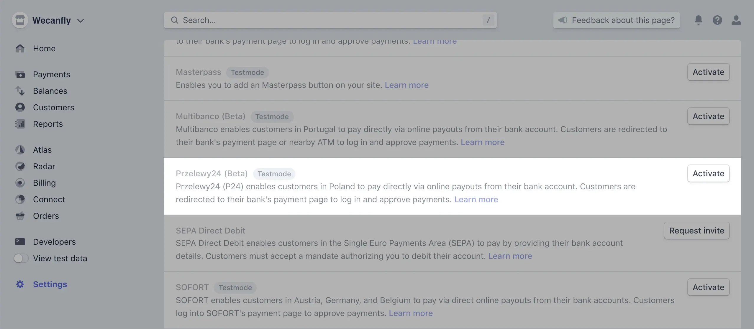 Zrzut ekranu panelu Stripe z wyróżnioną metodą płatności Przelewy24 (Beta) w trybie testowym i przyciskiem Activate