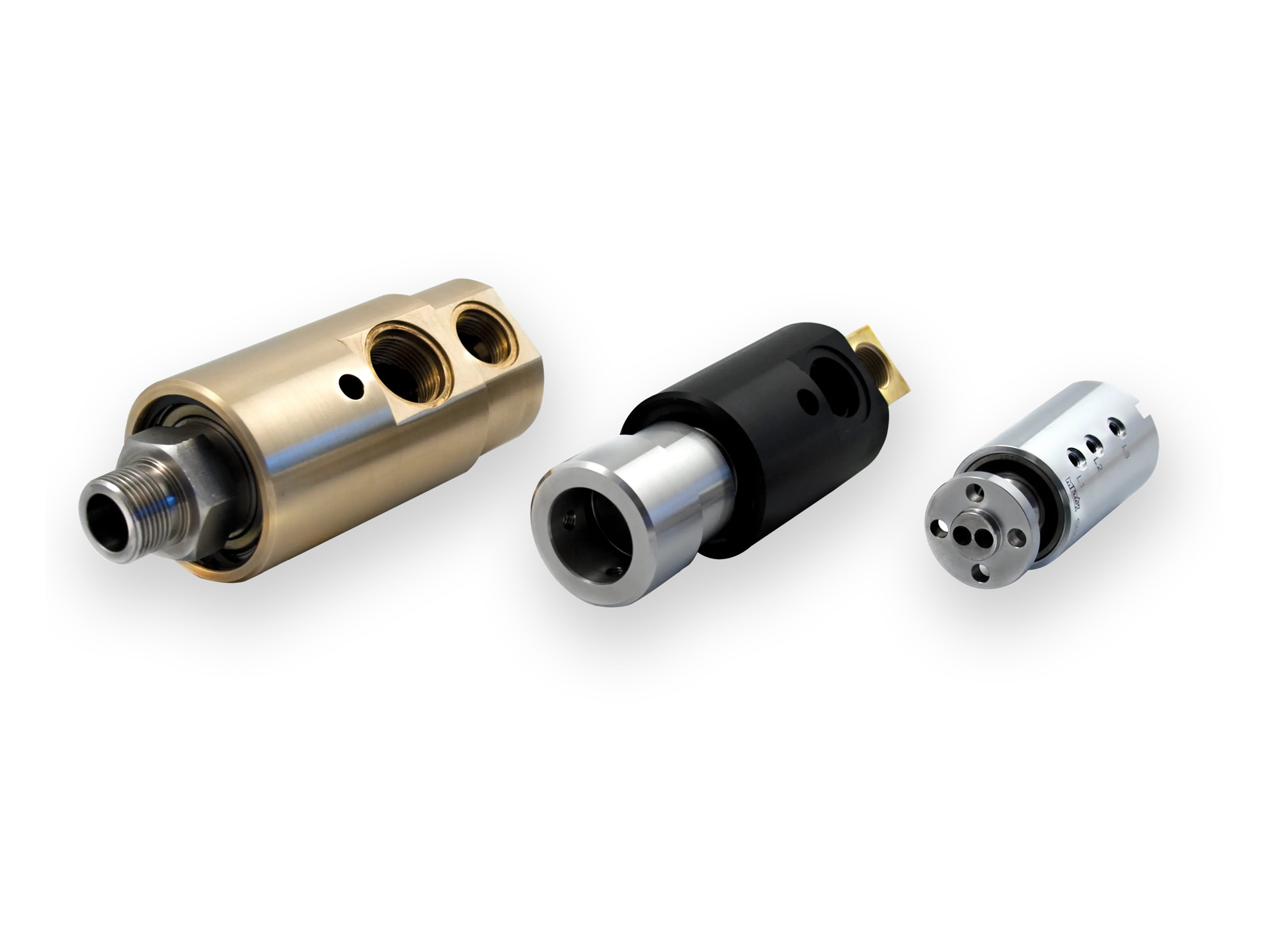 Drei verschiedene industrielle Drehdurchführungen aus Metall vor schwarzem Hintergrund.