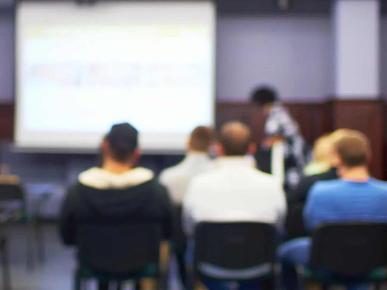 Personen besuchen eine Schulung von METAX