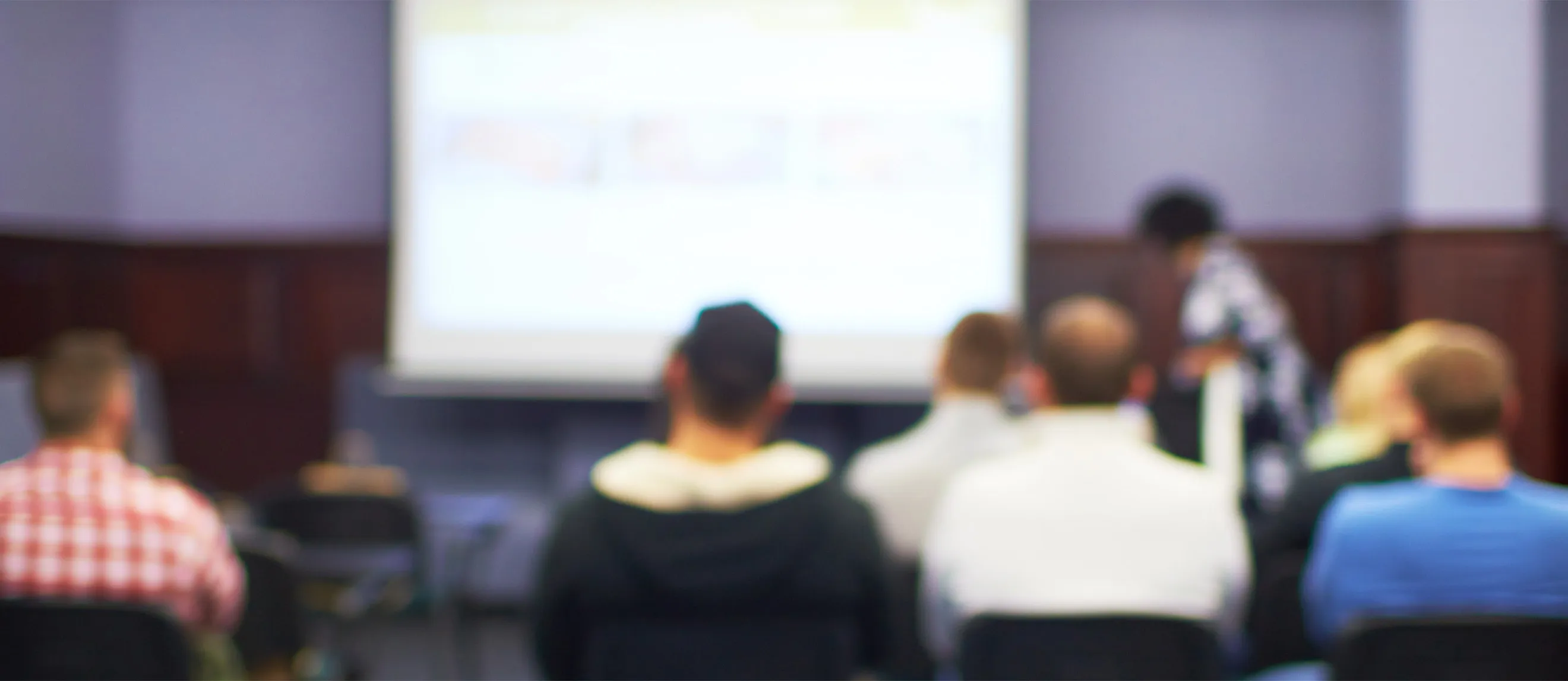 Personen besuchen eine Schulung von METAX