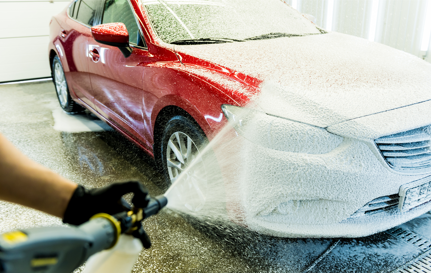 Touchless automatic car wash system offering a spotless