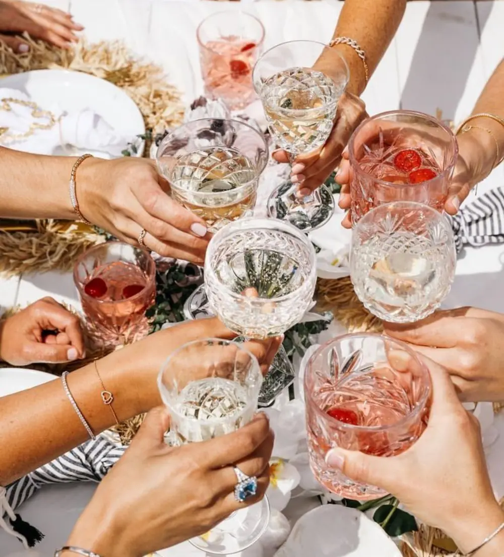 Ambiance apéritif — verres de hard seltzer entre amis, lumière d’été