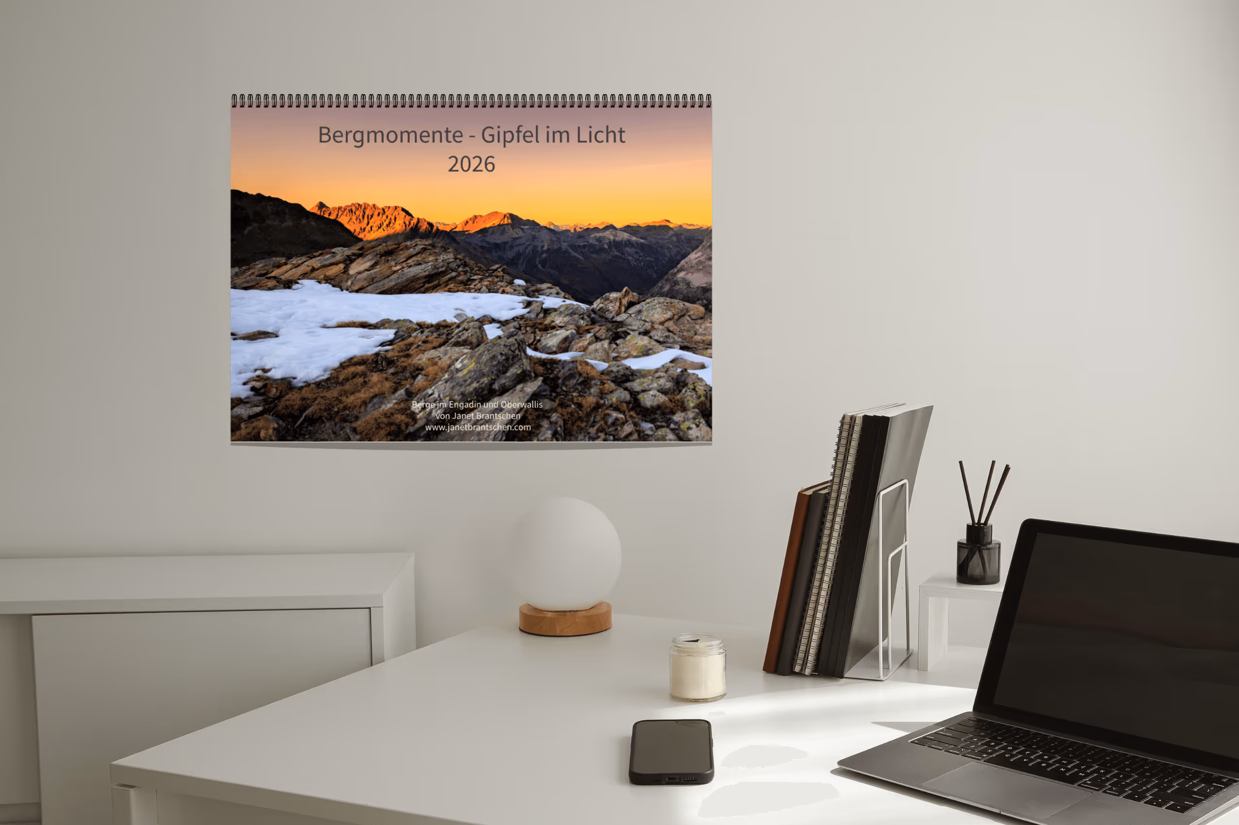 Fotokalender von Janet Brantschen an einer Wand im einem Schreibbüro