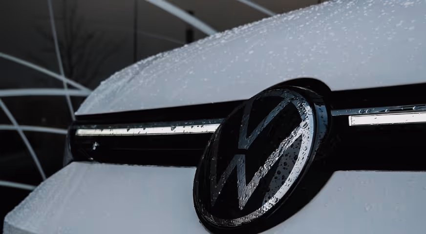 VW Passat Business auf der Straße – Firmenwagen im Abo für Geschäftskunden