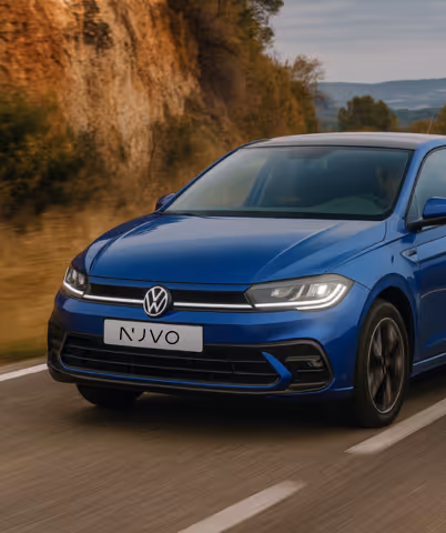 VW Polo R-Line auf der Straße – Firmenwagen im Abo für Geschäftskunden