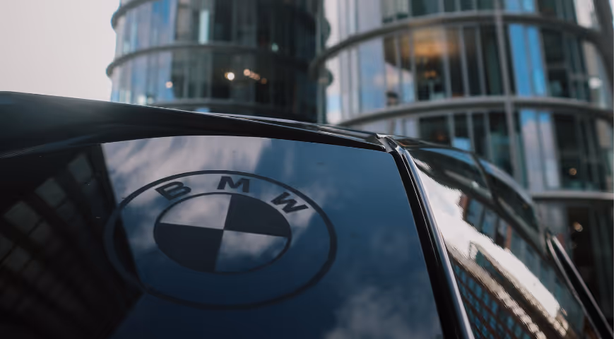 BMW Firmenwagen vor einem Bürogebäude nach der Lieferung
