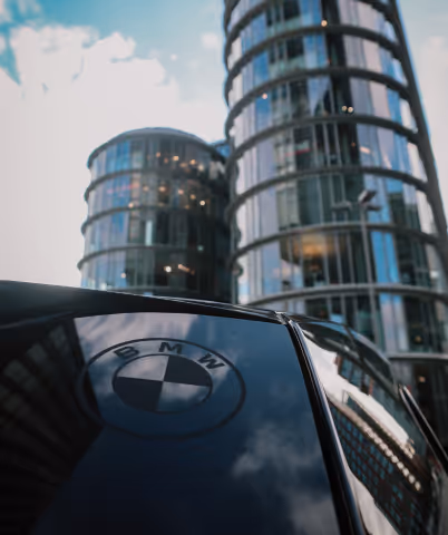 BMW Firmenwagen vor einem Bürogebäude nach der Lieferung