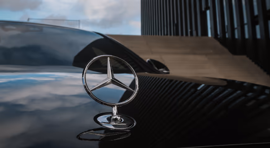 Mercedes Stern auf der Motorhaube eines Firmenwagens
