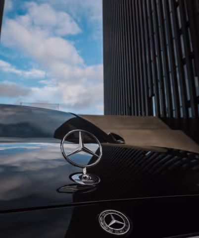 Mercedes Stern auf der Motorhaube eines Firmenwagens