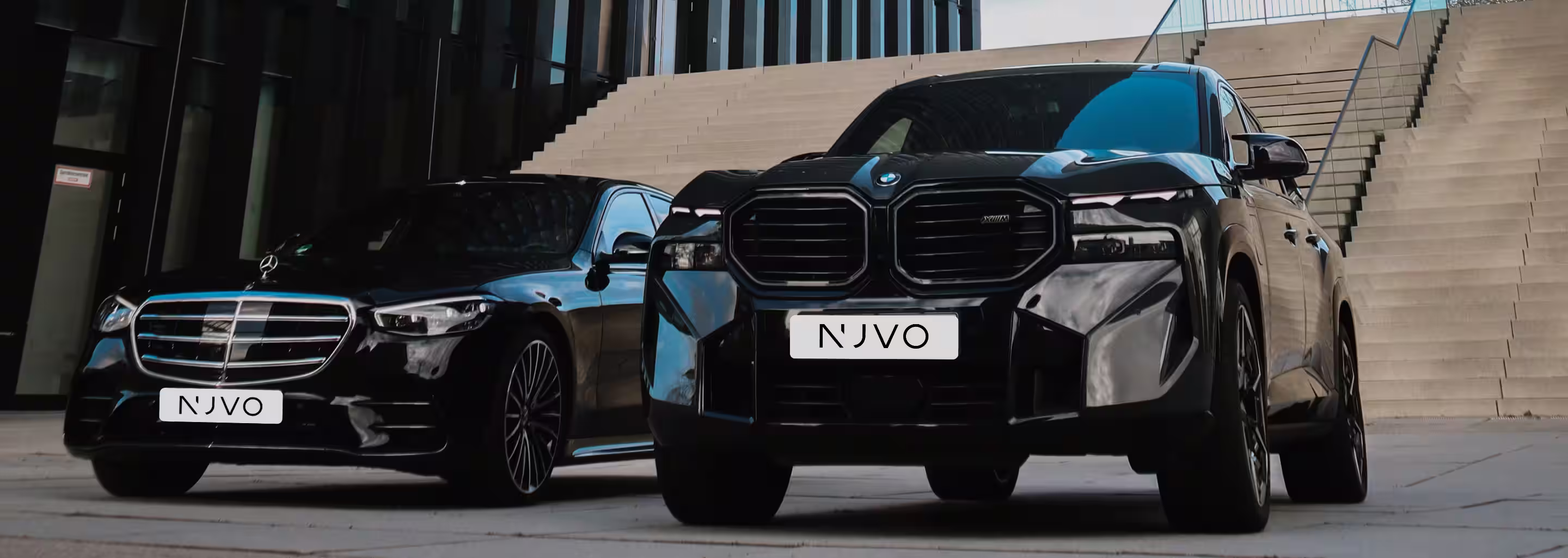 Mercedes-Benz S-Klasse und BMW XM mit NUVO Kennzeichen nebeneinander geparkt