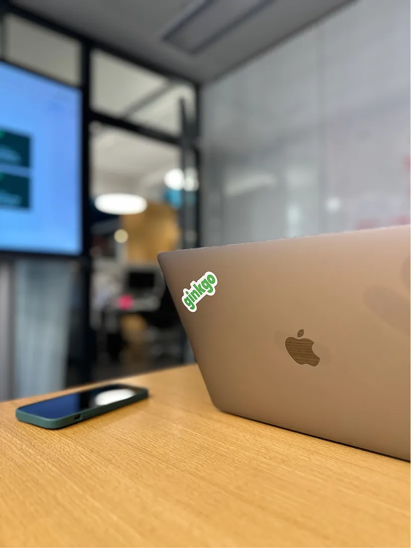 Arbeitsplatz mit Laptop und Smartphone im modernen ginkgo Büro