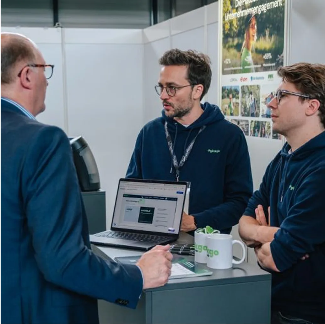 ginkgo Team am Messestand im Gespräch mit Interessenten zur betrieblichen Altersvorsorge
