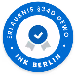 Blauer Siegel mit weißem Häkchen und Text Erlaubnis §34d GewO IHK Berlin.