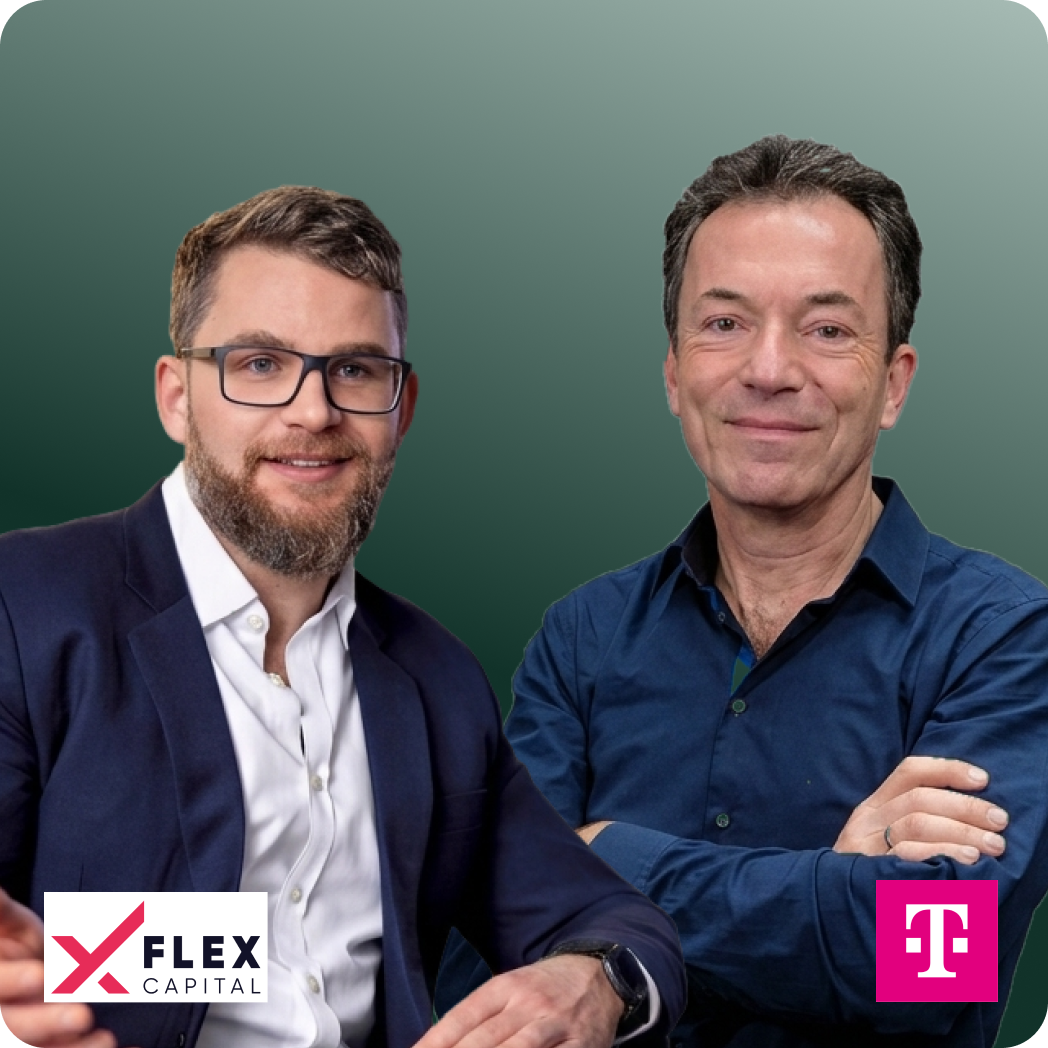 Zwei Männer vor grünem Hintergrund: links junger Mann mit Brille, Bart und blauem Anzug, rechts älterer Mann mit dunklem Hemd und verschränkten Armen, beide lächelnd. Unten links das Flex Capital Logo, unten rechts das Telekom Logo.