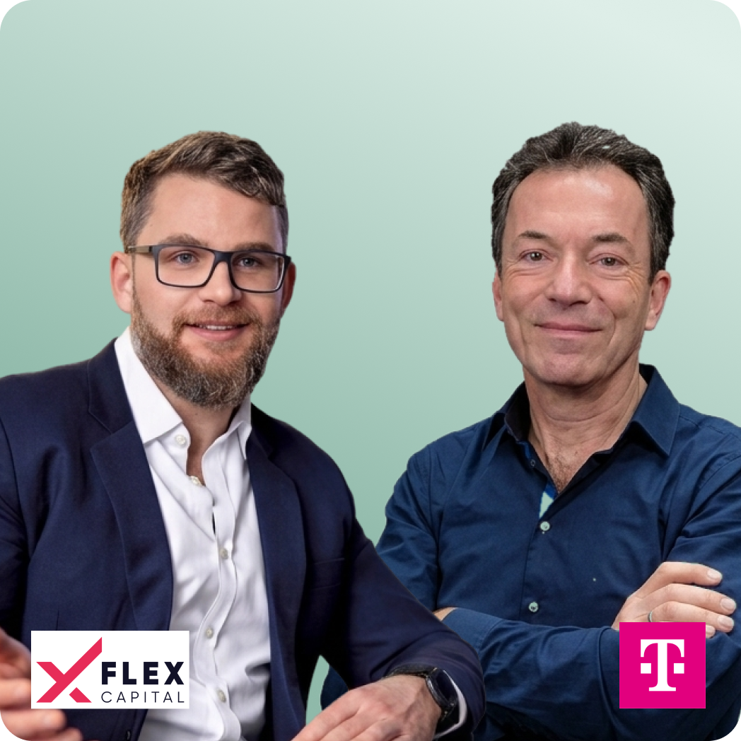 Zwei Männer vor grünem Hintergrund, links ein lächelnder Mann mit Brille, Bart und dunkelblauem Anzug und rechts ein Mann mit verschränkten Armen in blauem Hemd. Unten links das Flex Capital Logo, unten rechts das Telekom-Logo.
