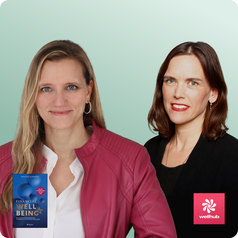 Porträt von zwei Frauen vor einem grünen Hintergrund, links eine blonde Frau mit pinker Lederjacke und weißem Hemd, rechts eine brünette Frau mit schwarzem Oberteil, unten links ein Buchcover mit dem Titel Financial Wellbeing, unten rechts das wellhub-Logo.
