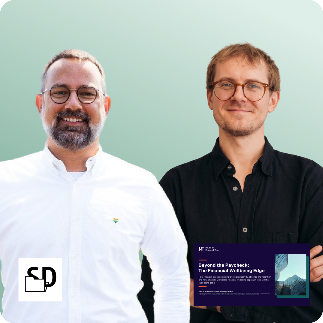 Zwei lächelnde Männer mit Brillen vor einem hellgrünen Hintergrund, der linke trägt ein weißes Hemd, der rechte ein schwarzes Hemd und hält eine Infografik über finanzielle Gesundheit mit dem Titel "Beyond the Paycheck: The Financial Wellbeing Edge".
