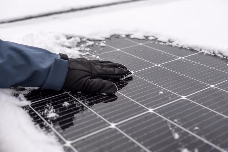 Enorme Belastungswerte sorgen für Sicherheit bei Wind, Schnee und Eis. Selbst unter härtesten Wetterbedingungen bleibt die Konstruktion stabil und schützt Dach und Solaranlage zuverlässig.