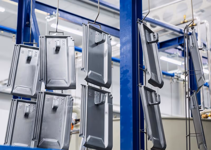 Exakt abgestimmt auf über 90 Dachziegelmodelle: So fügt sich jeder Aufdachmodulhalter präzise ins bestehende Dach ein und ermöglicht eine Montage ohne zusätzliche Bearbeitung der Materialien.