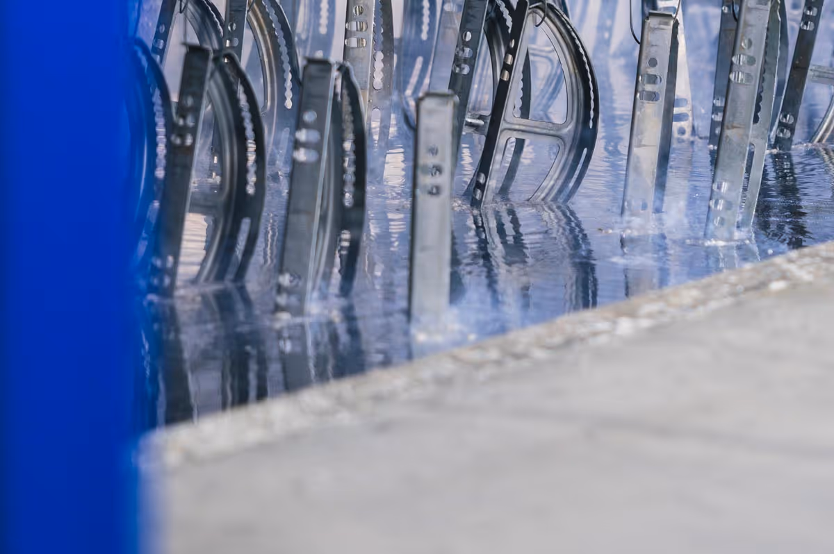 Der Moment des Eintauchens ins Zinkbad: Die Oberfläche legt sich gleichmäßig um jedes Bauteil und sorgt für einen lückenlosen Rundumschutz, selbst an Kanten und Hohlräumen.