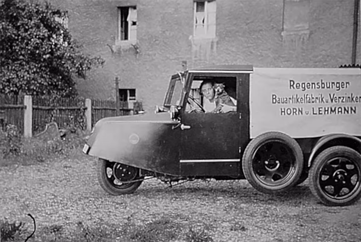 Die Geschichte beginnt 1851 in Regensburg. Aus einer kleinen Verzinkerei entstand ein Unternehmen, das heute in ganz Europa für Qualität und Verlässlichkeit steht.