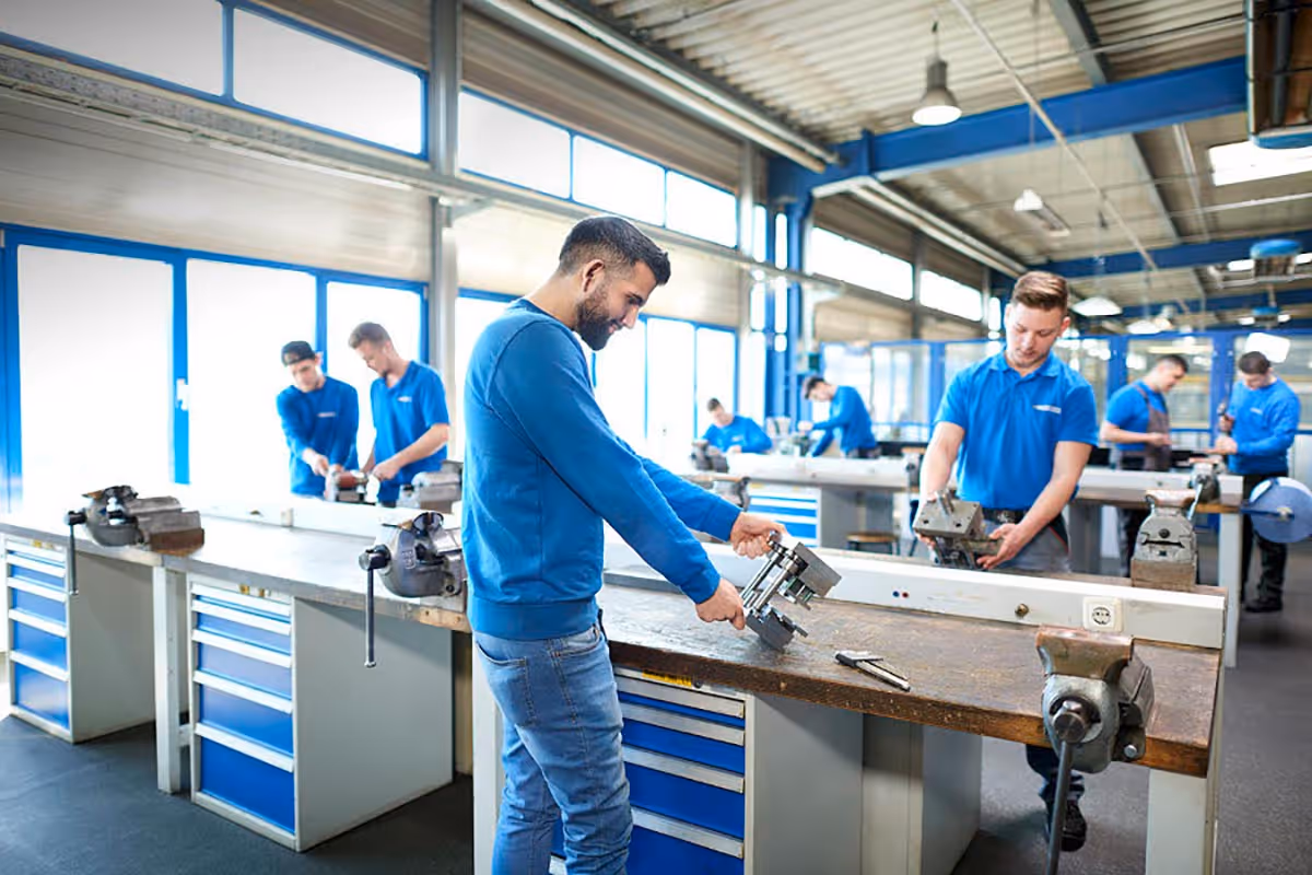 In der technischen Ausbildung lernen junge Menschen, wie Präzision entsteht. Moderne Maschinen treffen hier auf handwerkliches Können.