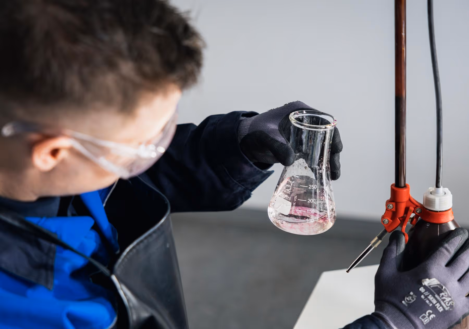 Qualitätssicherung bedeutet, Verantwortung direkt in der Fertigung zu übernehmen. Jede Messung und jede Prüfung sorgt für nachvollziehbare Sicherheit und gleichbleibend hohe Standards.